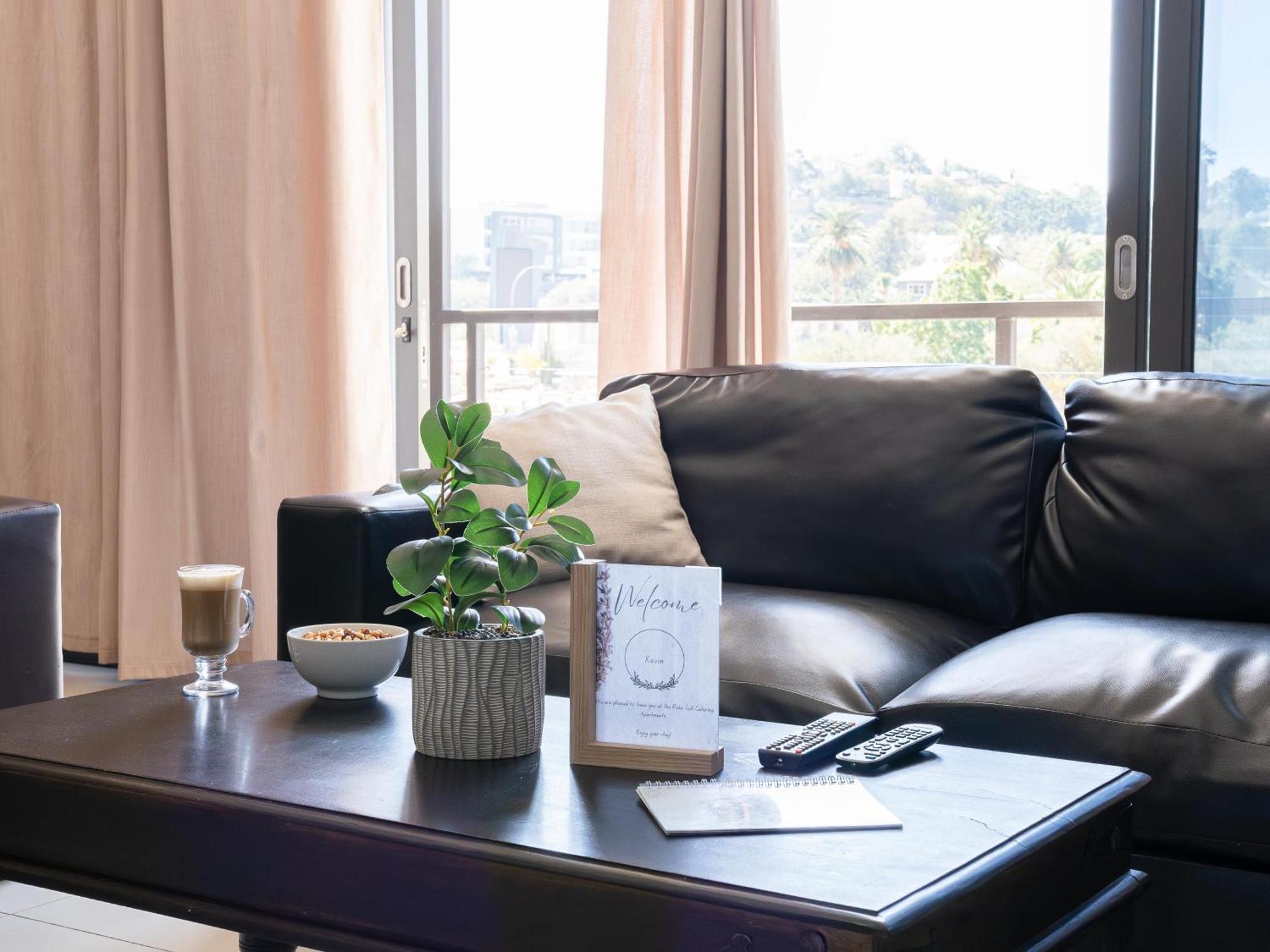 Rieks Van Der Walt Self-Catering Apartment วินด์ฮุก ภายนอก รูปภาพ