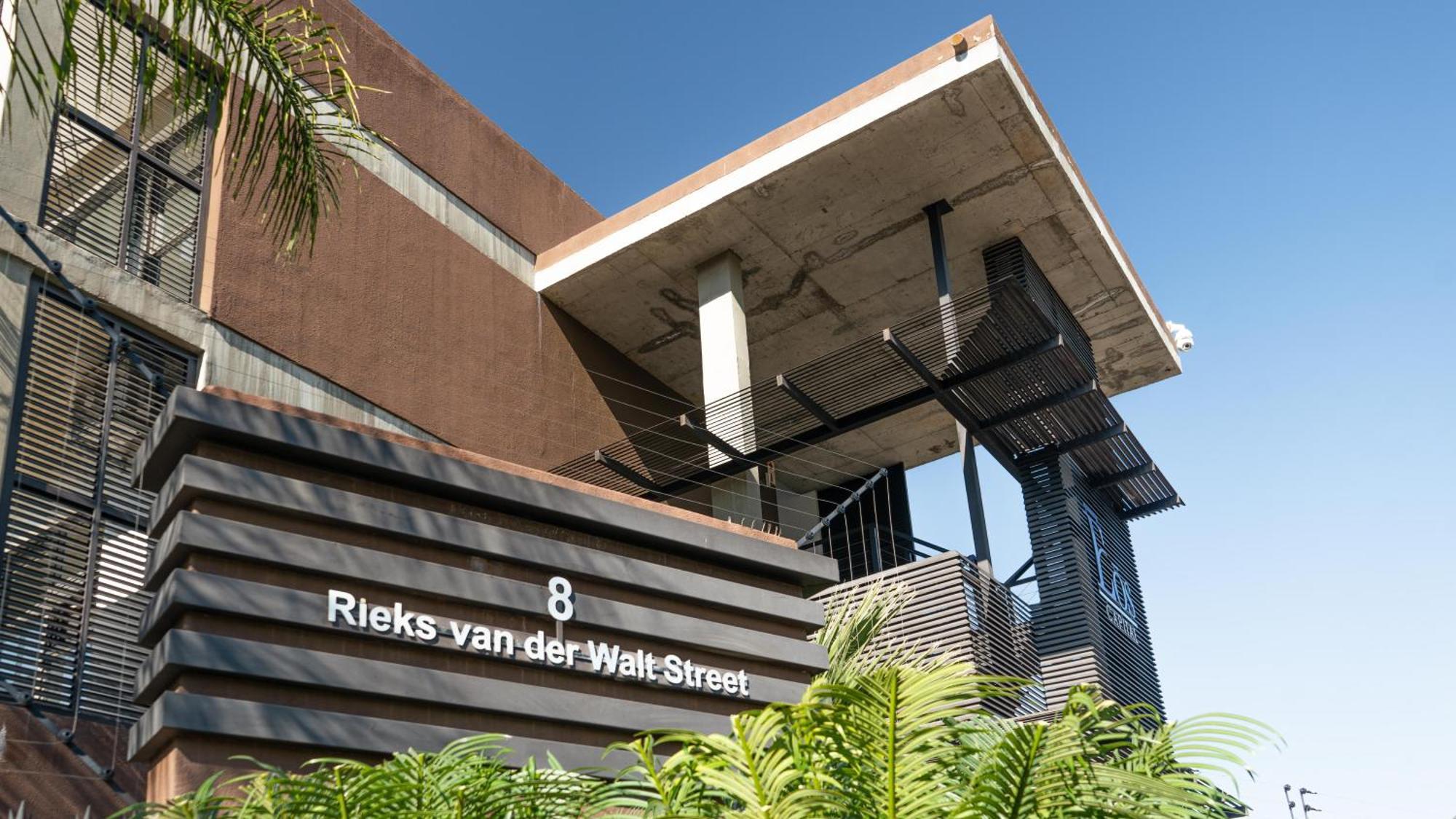 Rieks Van Der Walt Self-Catering Apartment วินด์ฮุก ภายนอก รูปภาพ
