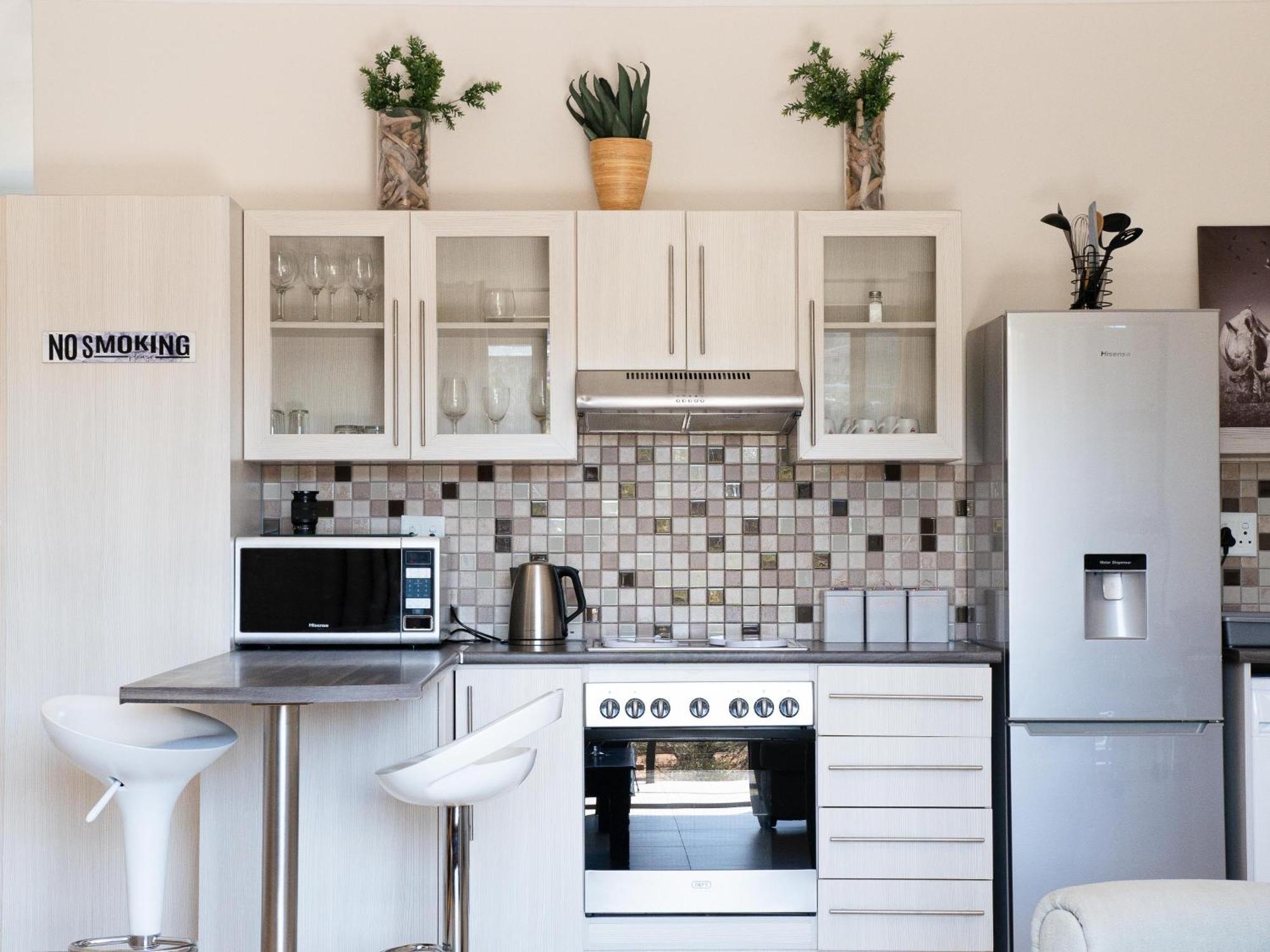 Rieks Van Der Walt Self-Catering Apartment วินด์ฮุก ภายนอก รูปภาพ