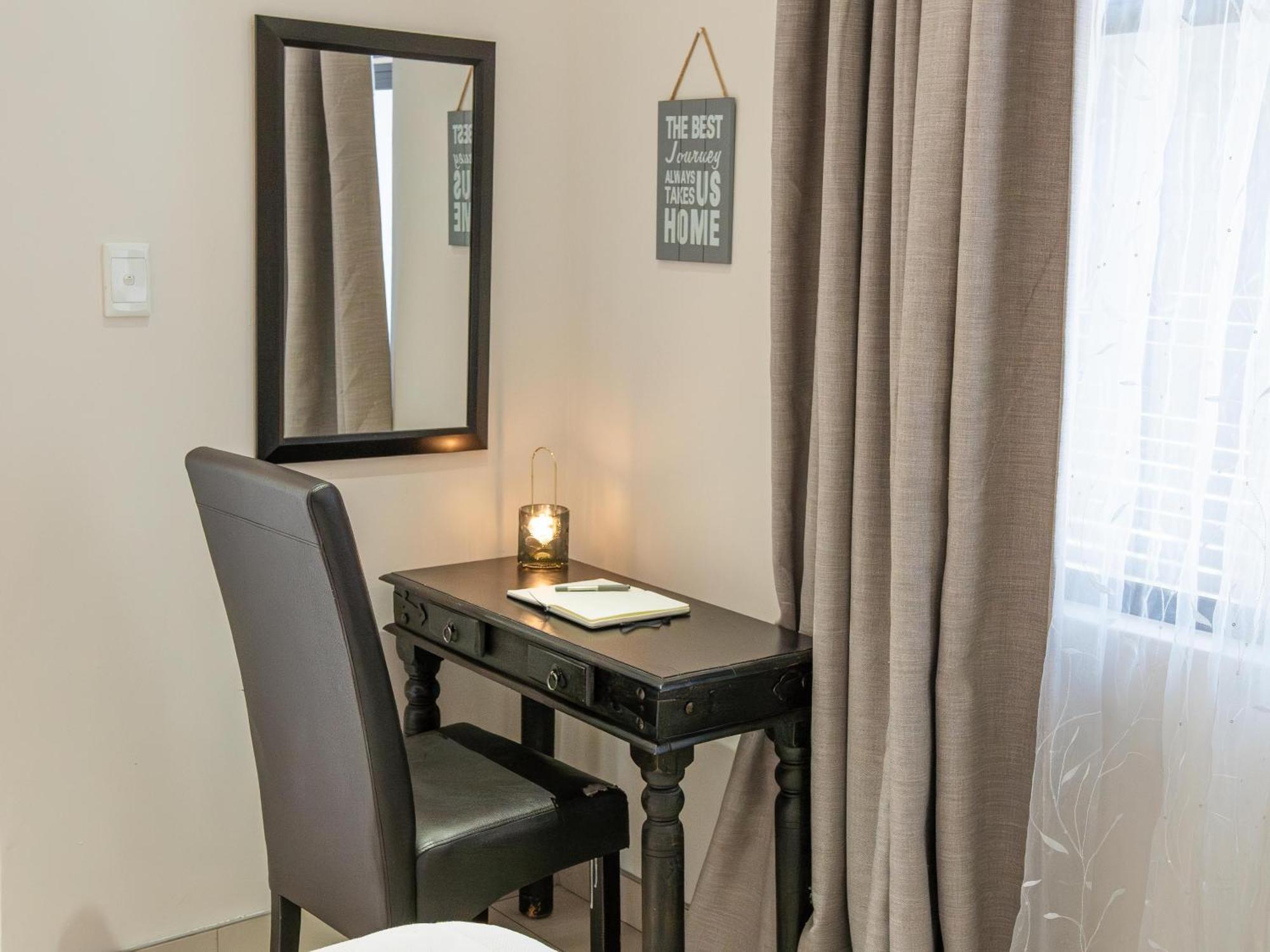 Rieks Van Der Walt Self-Catering Apartment วินด์ฮุก ภายนอก รูปภาพ