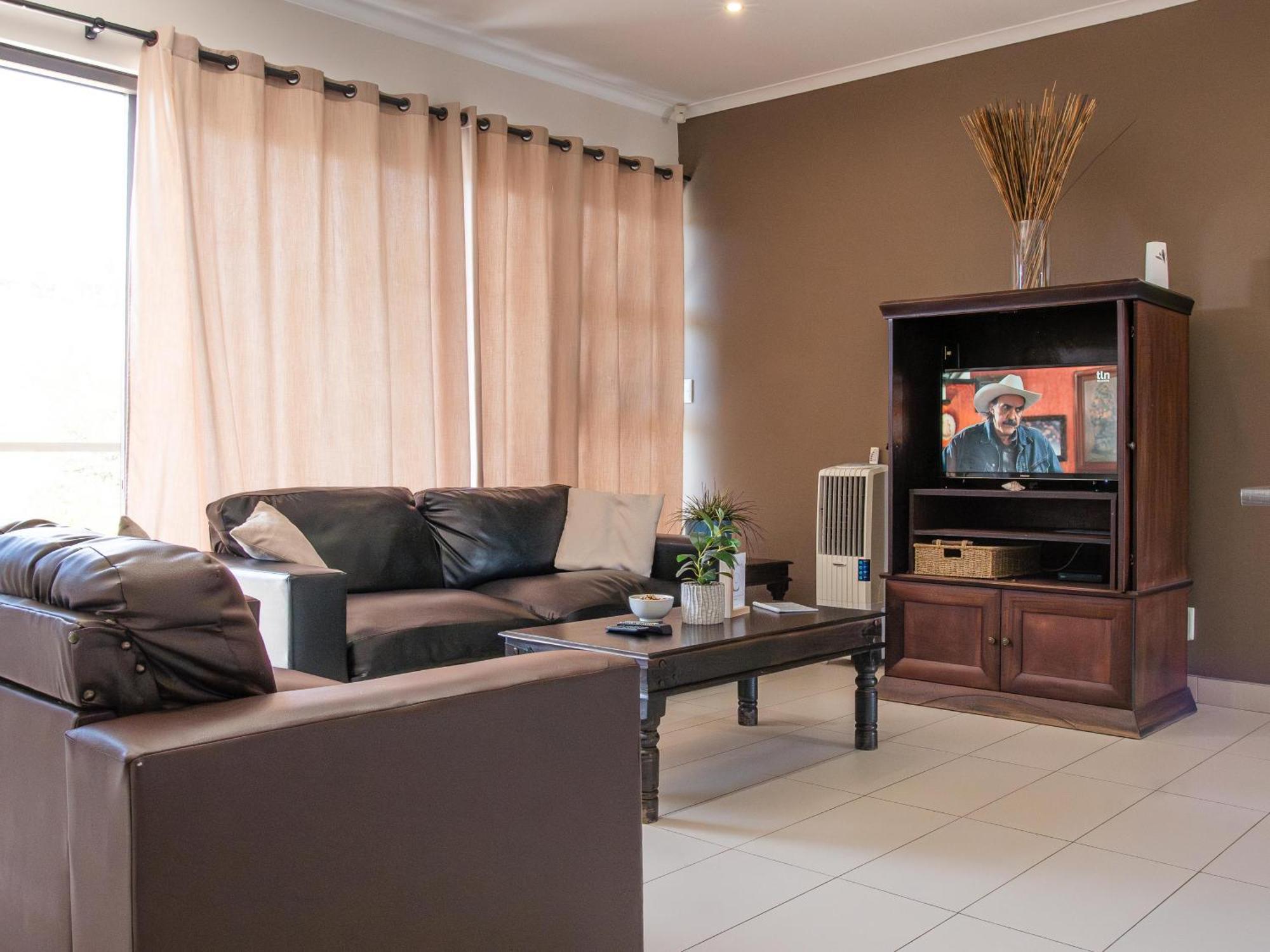 Rieks Van Der Walt Self-Catering Apartment วินด์ฮุก ภายนอก รูปภาพ