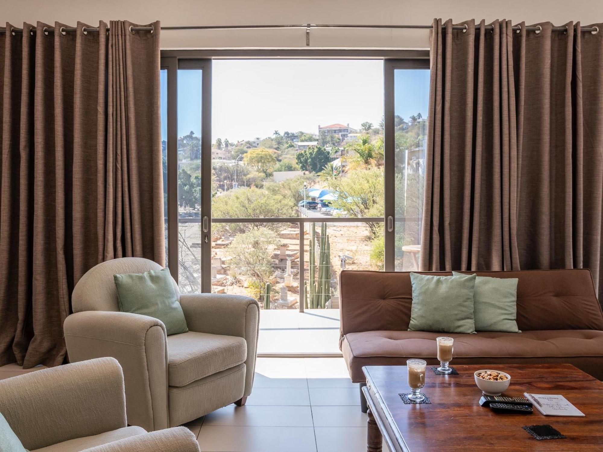 Rieks Van Der Walt Self-Catering Apartment วินด์ฮุก ภายนอก รูปภาพ