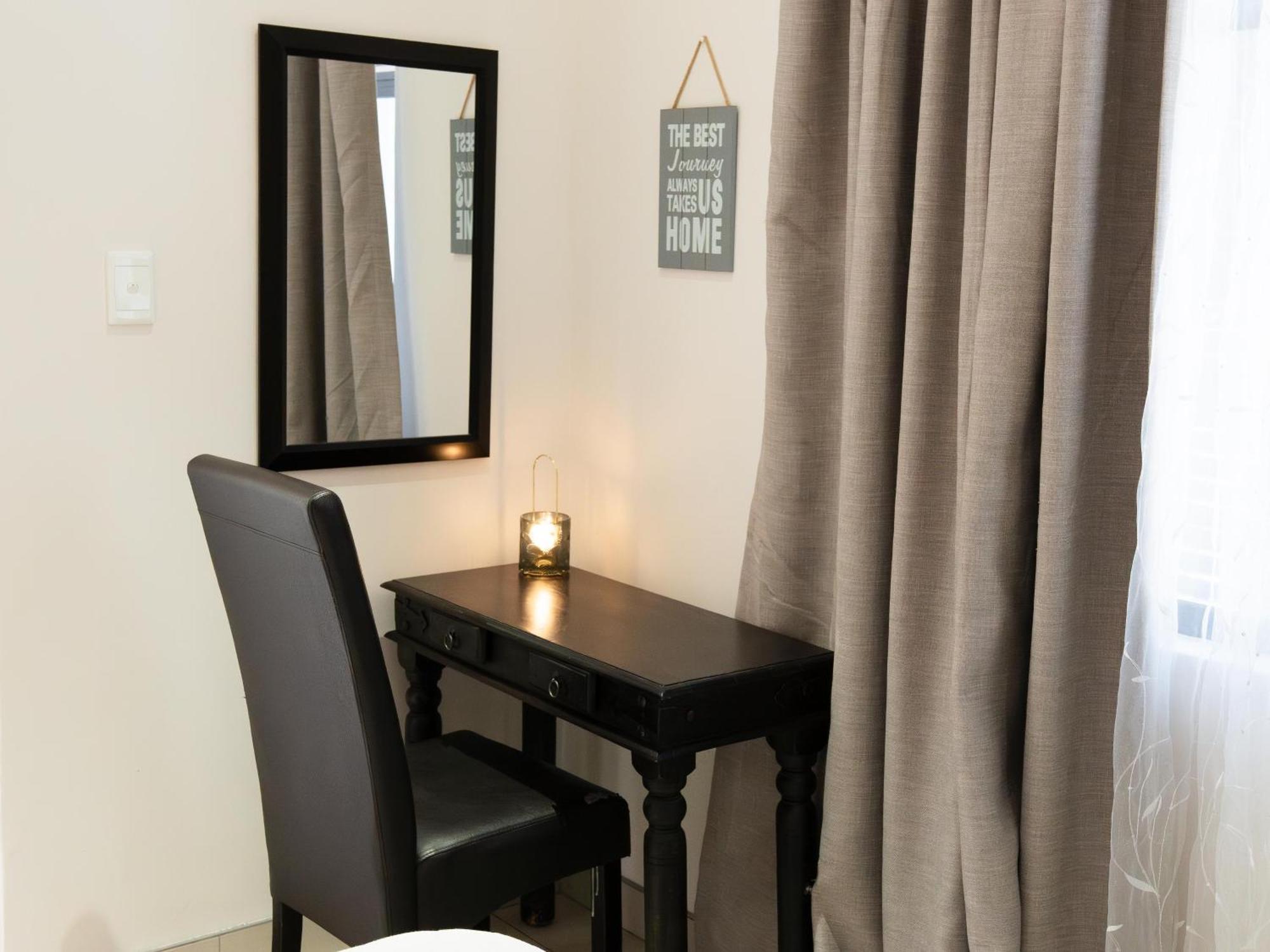 Rieks Van Der Walt Self-Catering Apartment วินด์ฮุก ภายนอก รูปภาพ