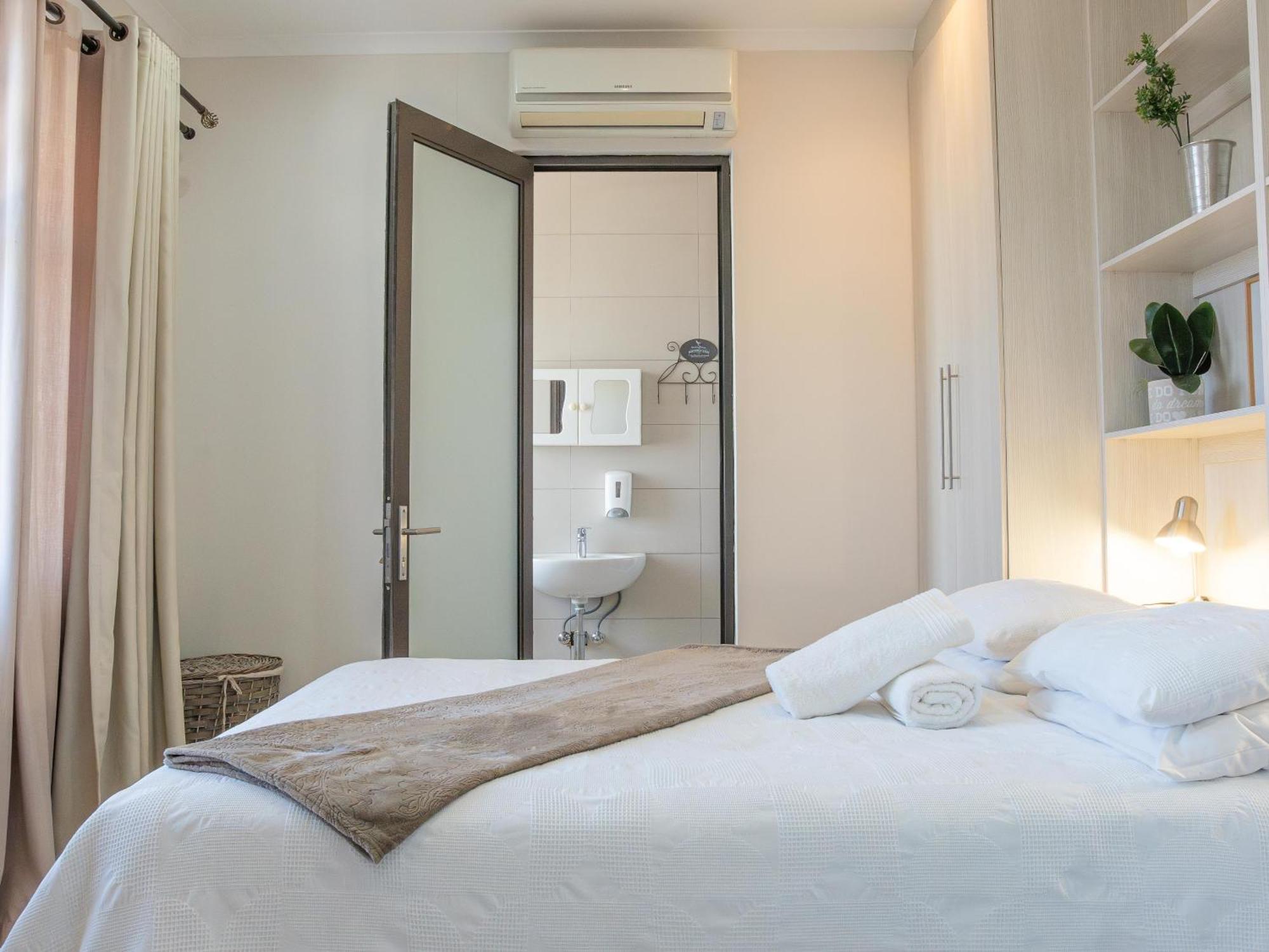 Rieks Van Der Walt Self-Catering Apartment วินด์ฮุก ภายนอก รูปภาพ