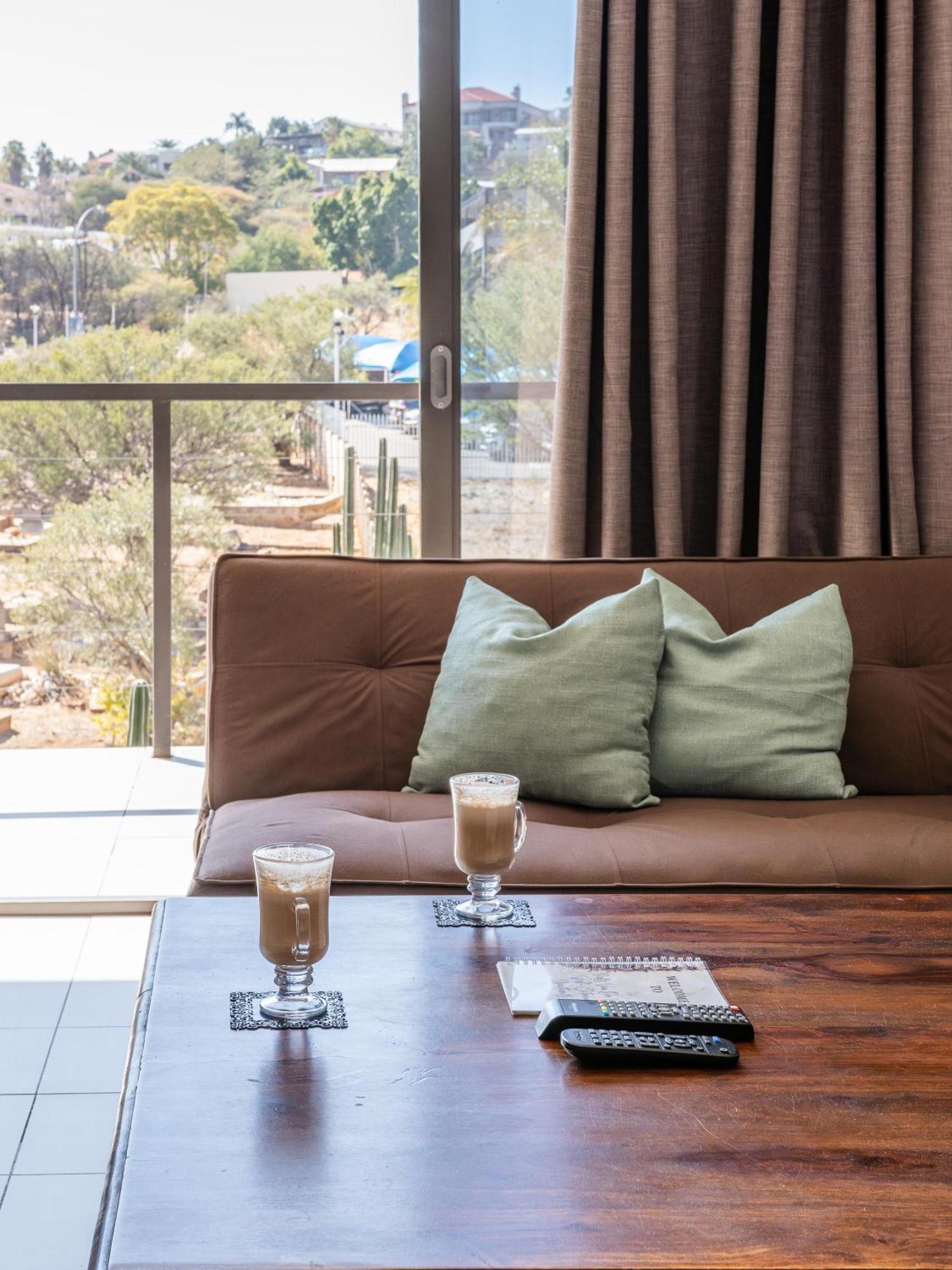 Rieks Van Der Walt Self-Catering Apartment วินด์ฮุก ภายนอก รูปภาพ