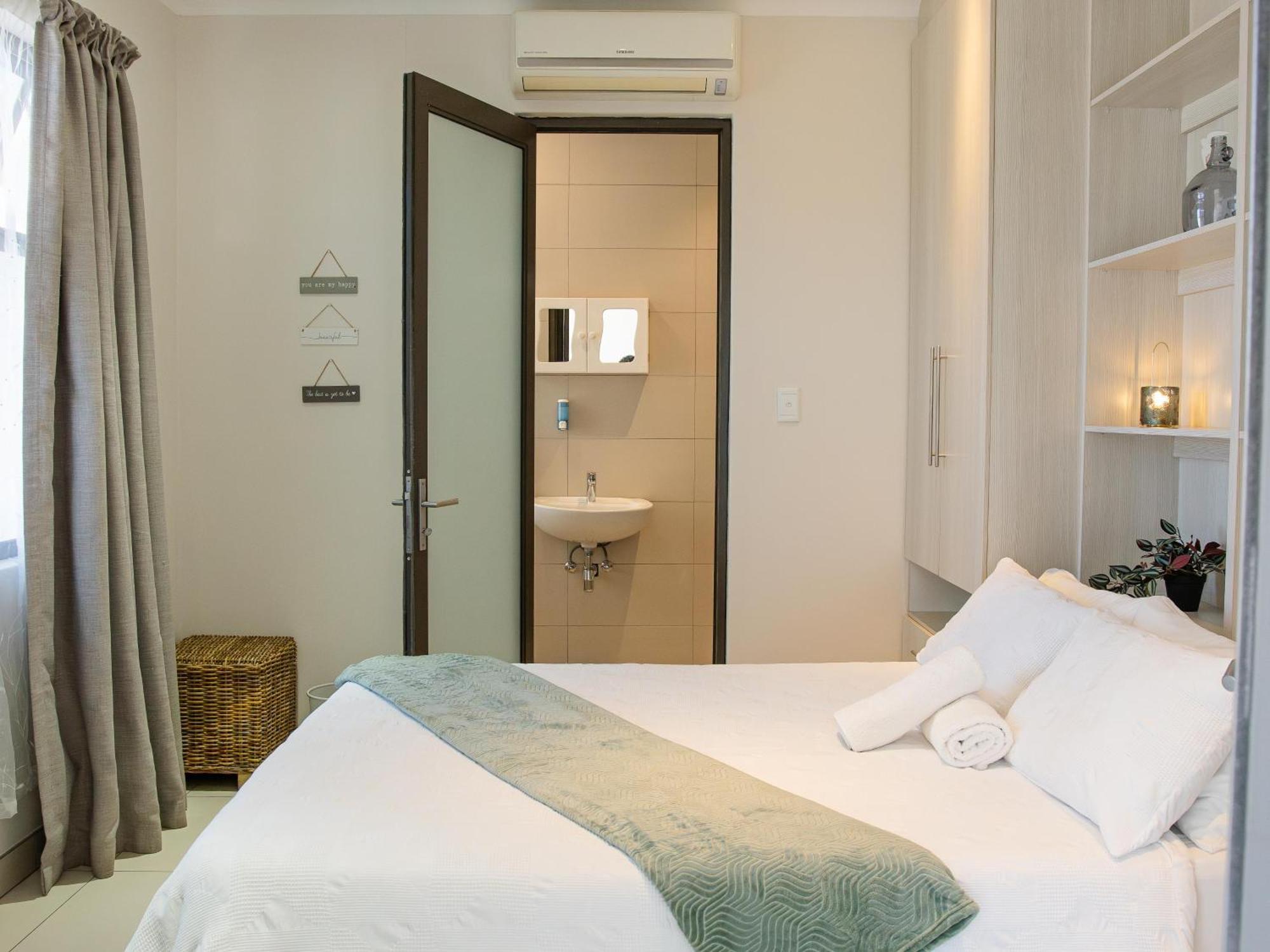 Rieks Van Der Walt Self-Catering Apartment วินด์ฮุก ภายนอก รูปภาพ