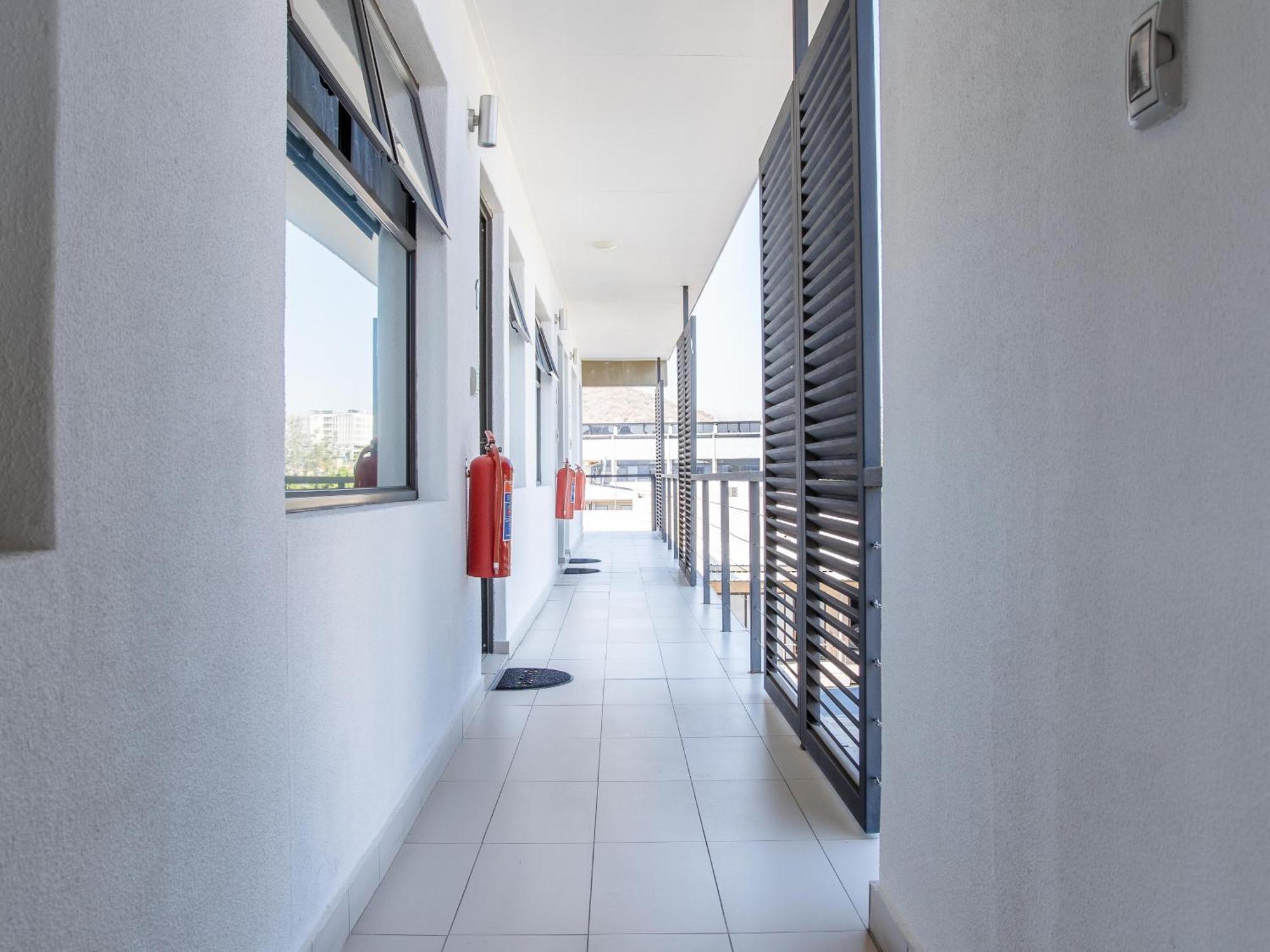 Rieks Van Der Walt Self-Catering Apartment วินด์ฮุก ภายนอก รูปภาพ
