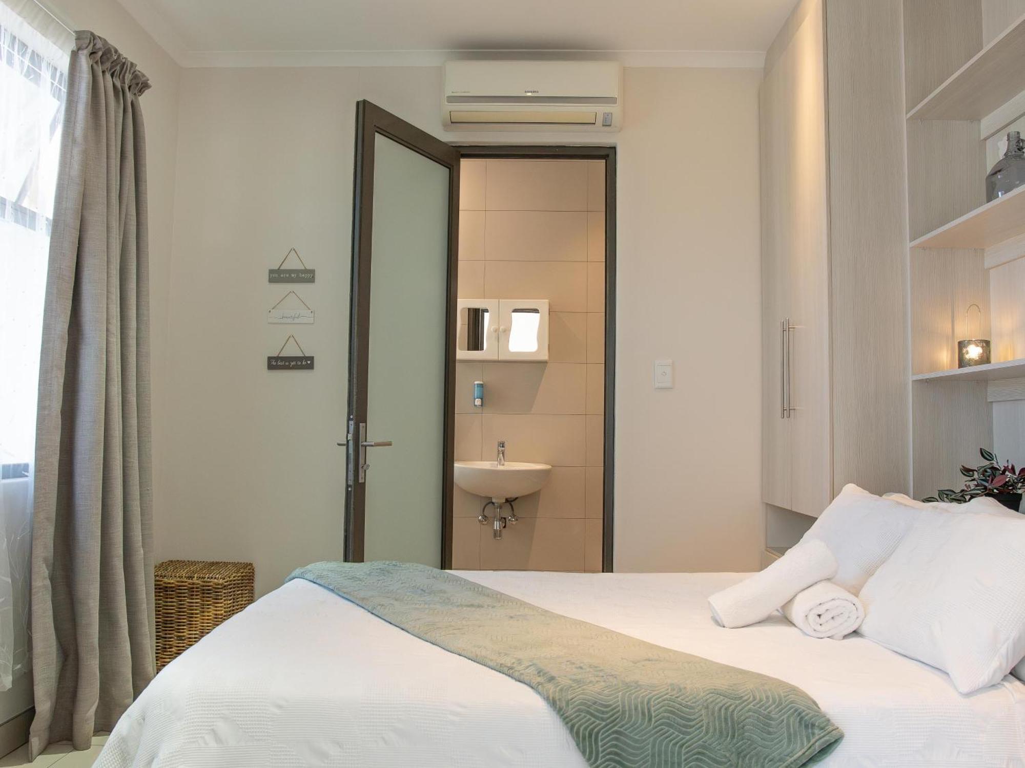 Rieks Van Der Walt Self-Catering Apartment วินด์ฮุก ภายนอก รูปภาพ