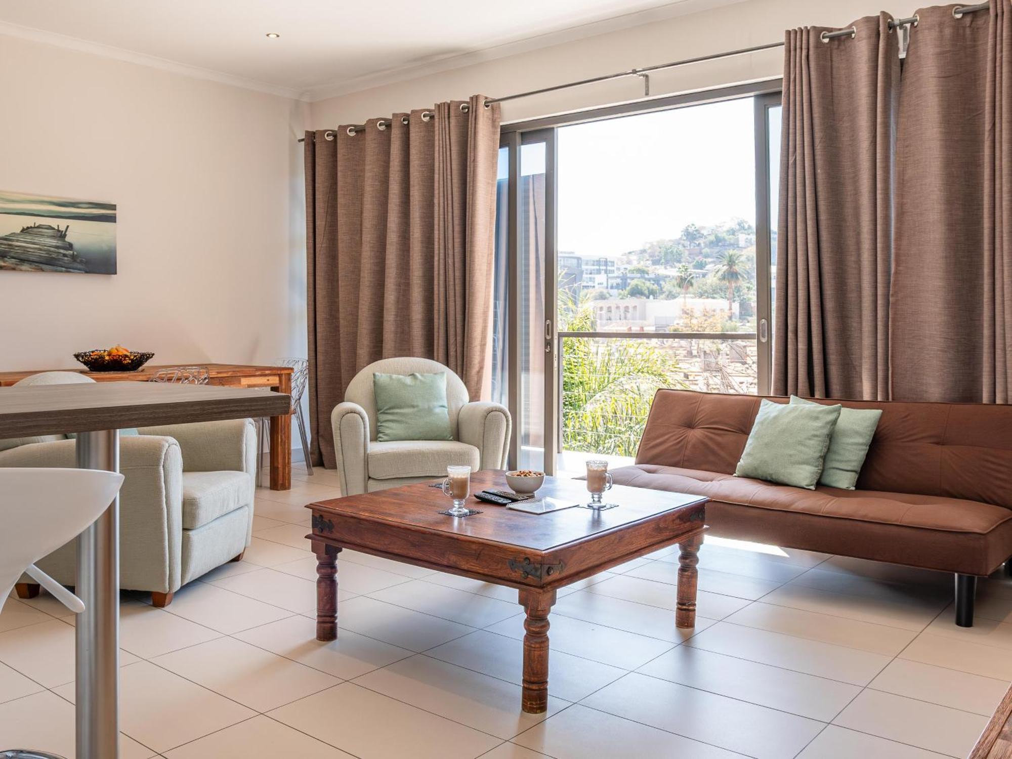 Rieks Van Der Walt Self-Catering Apartment วินด์ฮุก ภายนอก รูปภาพ