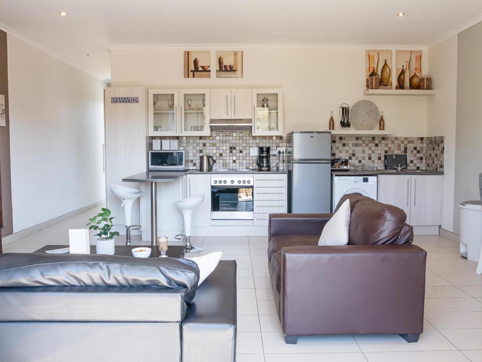 Rieks Van Der Walt Self-Catering Apartment วินด์ฮุก ภายนอก รูปภาพ