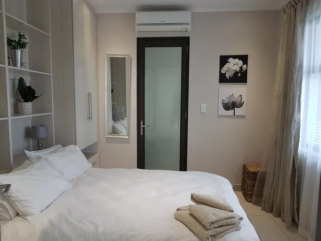 Rieks Van Der Walt Self-Catering Apartment วินด์ฮุก ภายนอก รูปภาพ