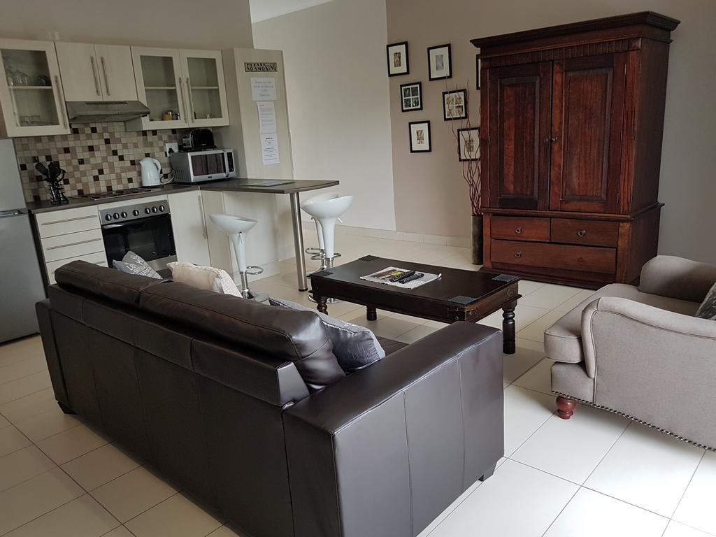 Rieks Van Der Walt Self-Catering Apartment วินด์ฮุก ภายนอก รูปภาพ