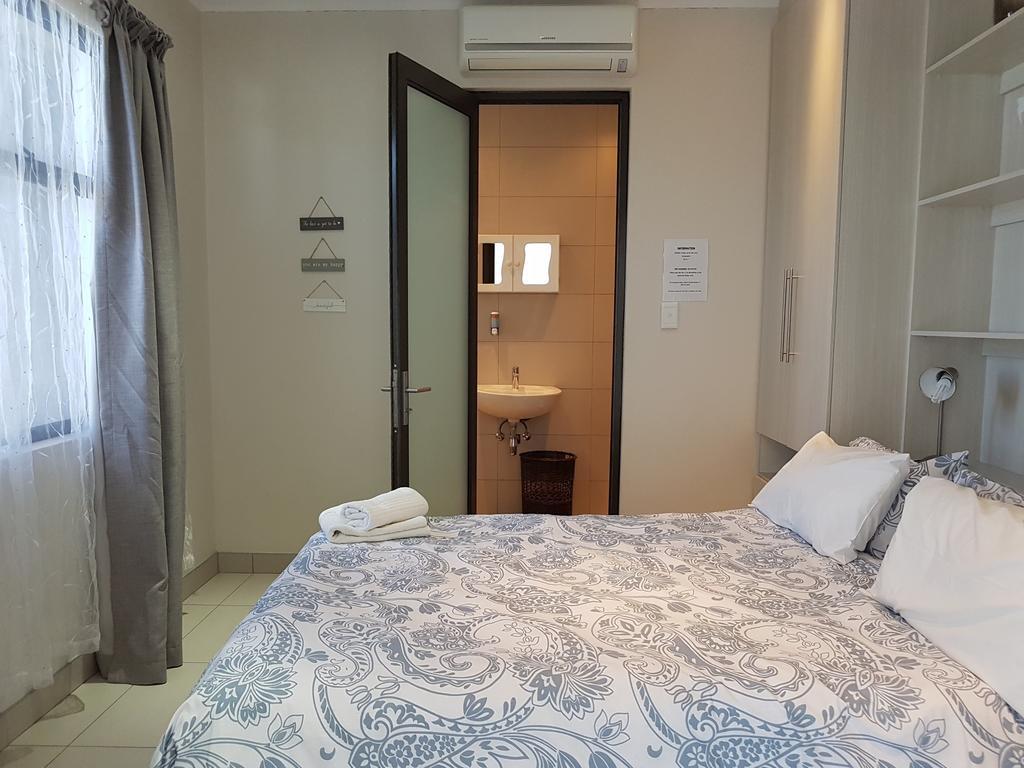 Rieks Van Der Walt Self-Catering Apartment วินด์ฮุก ภายนอก รูปภาพ